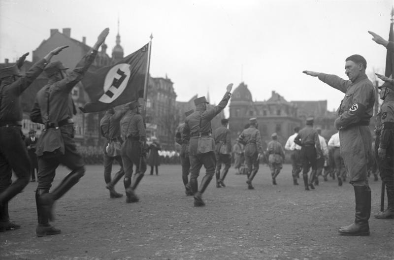 x12 Bundesarchiv_Bild_102-13378,_Braunschweig,_Hitler_bei_Marsch_der_SA