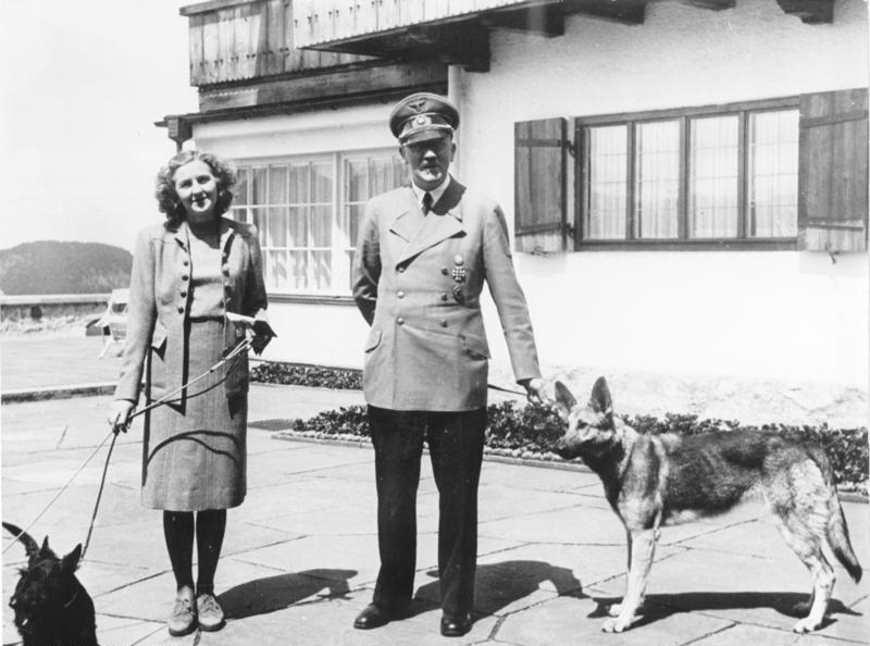 x23 Bundesarchiv_B_145_Bild-F051673-0059,_Adolf_Hitler_und_Eva_Braun_auf_dem_Berghof