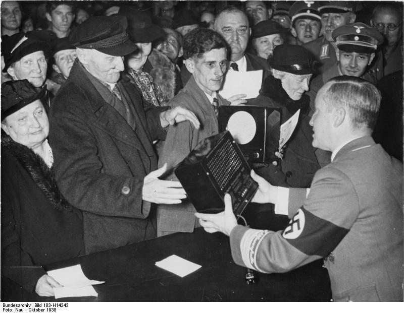 x39 Bundesarchiv_Bild_183-H14243,_Berlin,_Verteilung_von_500_Radios_(Volksempfänger)