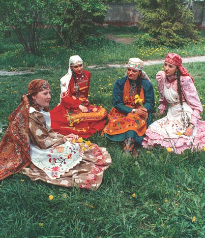 D. Jusupov, Ragazze del Kazachstan in costume popolare tataro, fotografia