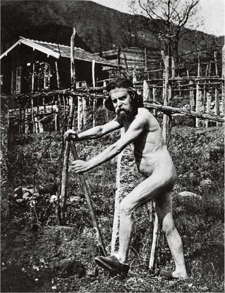 Ritorno alla natura, un membro della colonia del Monte Verità fa giardinaggio, 1910