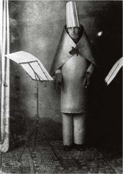 Hugo Ball recita Karawane con un costume cubista al Cabaret Voltaire, 1918