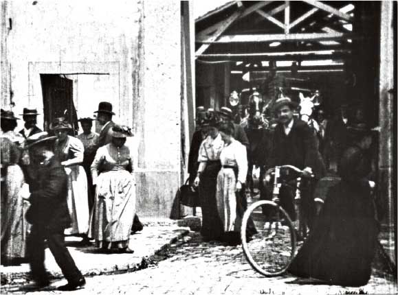 Fratelli Lumière, Fotogramma del film L’uscita dalle Officine Lumière, 1895