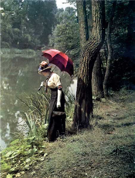 Donna con ombrellino accanto a uno stagno, 1906-1912, autochrome Lumière