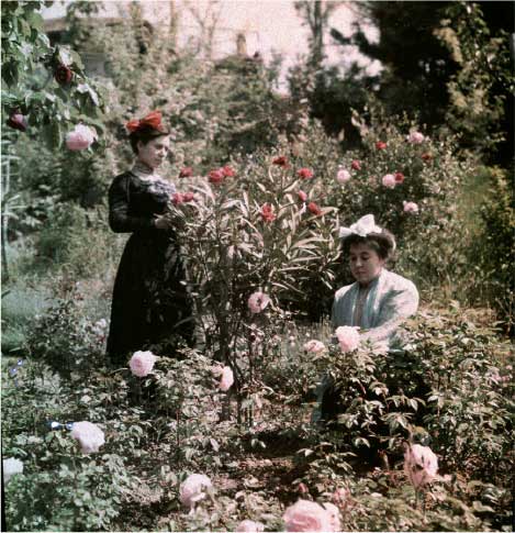 Due ragazze in giardino tra i fiori, 1907, autochrome Lumière