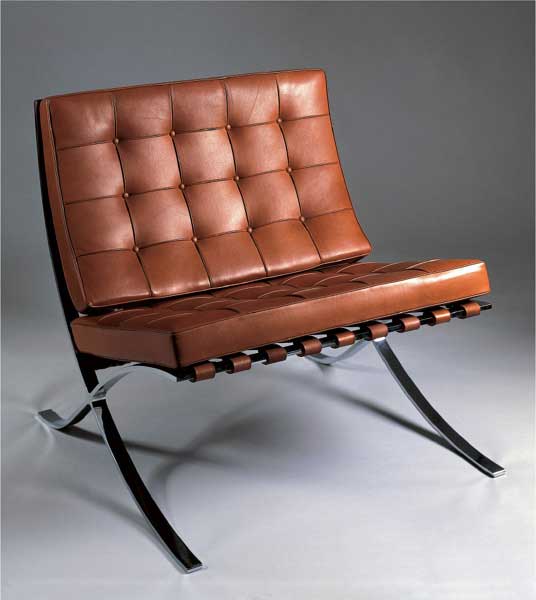 Ludwig Mies van der Rohe, Poltrona Barcelona per Knoll, 1929, acciaio cromato e pelle, altezza cm 85, New York, The Museum of Modern Art