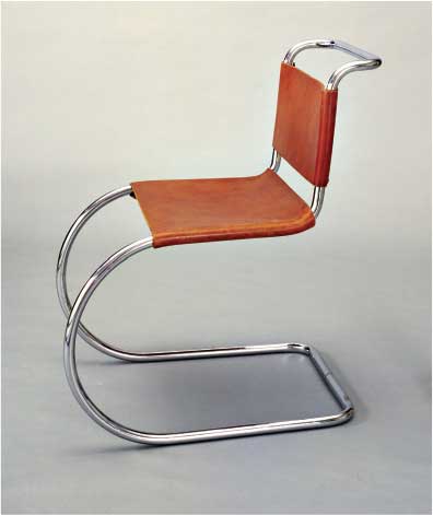 Ludwig Mies van der Rohe, Sedia MR, 1927, acciaio cromato e pelle, altezza cm 78, New York, The Museum of Modern Art