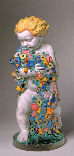 Michael Powolny, Putto con fiori (La Primavera), 1912, ceramica, altezza cm 78, Filadelfia, Philadelphia Museum of Art