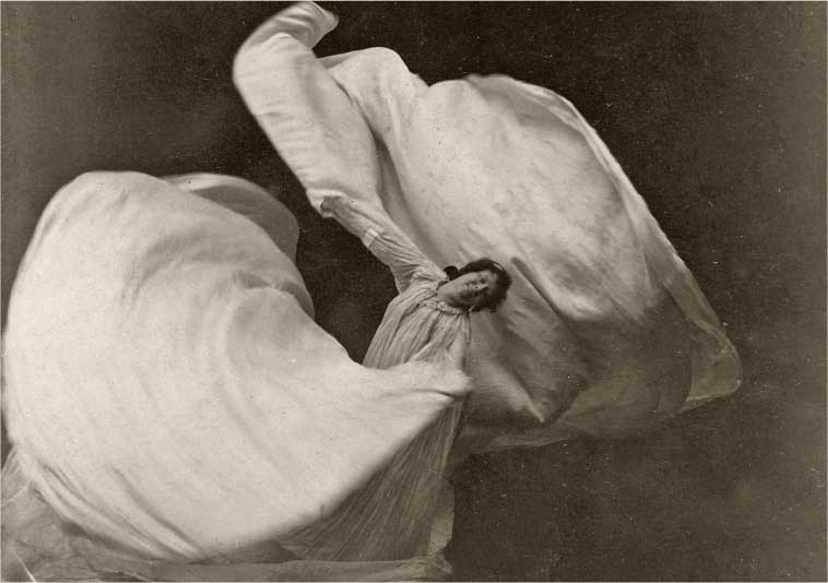 Isaiah West Taber, Loïe Fuller, 1897, fotografia ai sali d’argento, cm 10x14,5, Parigi, Musée d’Orsay