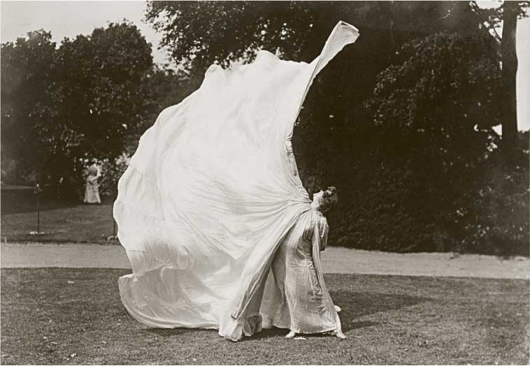 Harry Ellis, Loïe Fuller, 1900 ca., fotografia ai sali d’argento, cm 10x14,5, Parigi, Musée d’Orsay