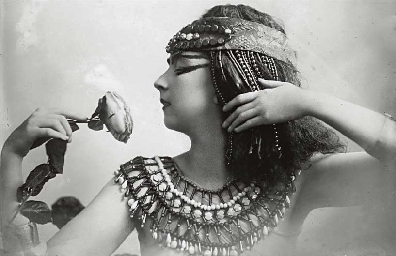 Ruth St. Denis come Cleopatra, 1916, fotografia ai sali d’argento, cm 10x14,5, Collezione privata