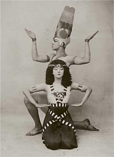 Lawrence Ira Hill, Ruth St. Denis e Ted Shawn in una danza egizia, 1916, fotografia ai sali d’argento, cm 14,5x10, New York, New York Public Library