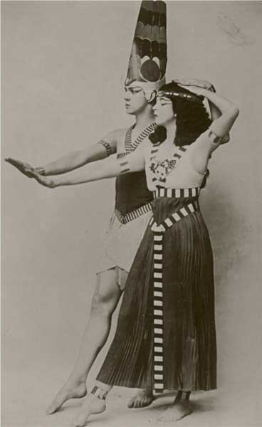 Lawrence Ira Hill, Ruth St. Denis e Ted Shawn in una danza egizia, 1916, fotografia ai sali d’argento, cm 14,5x10, New York, New York Public Library