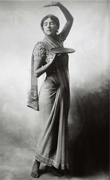 Ruth St. Denis come danzatrice greca, 1916-1917, fotografia ai sali d’argento, cm 14,5x10, Collezione privata