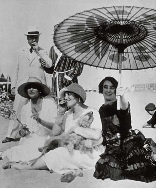 Coco Chanel e Misia Godebska Natanson Sert al Lido di Venezia negli anni Trenta, in una fotografia di Henri de Beaumont