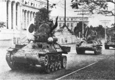 Tanques Japoneses recorren las calles de Manila aterrorizando la población..Muy similar a lo que vivio el sufrido pueblo chino en las zonas donde los japoneses insultaron a su propio pueblo con su comportamiento