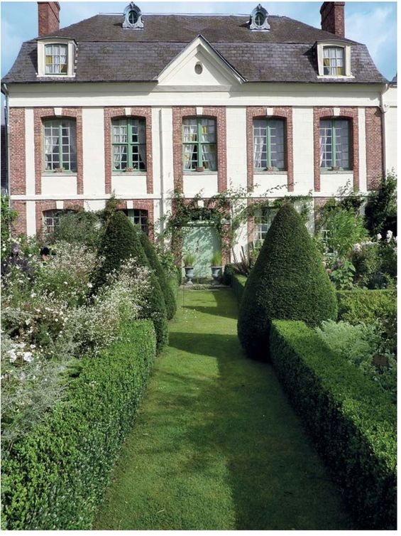 /epubstore/H/H-Howcroft/Gartenreisefuehrer-normandie/OEBPS/e9783641068455_i0100.jpg