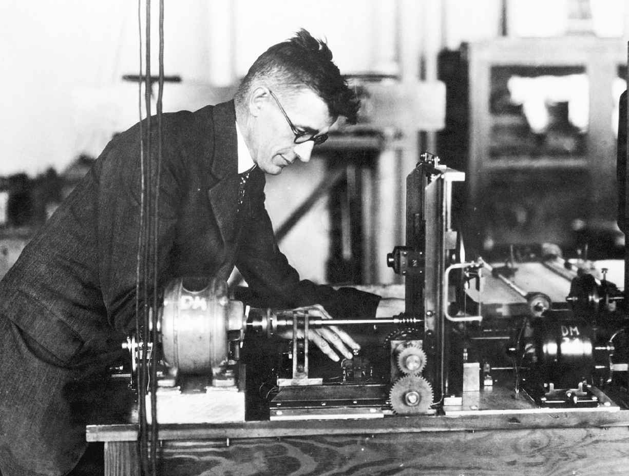 Vannevar Bush (1890-1974) et son « analyseur différentiel » au MIT.