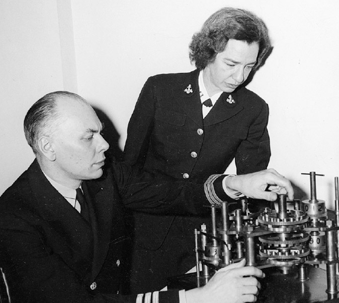 Howard Aiken et Grace Hopper (1906-1992) avec une partie de la machine à différences de Babbage à Harvard en 1946.