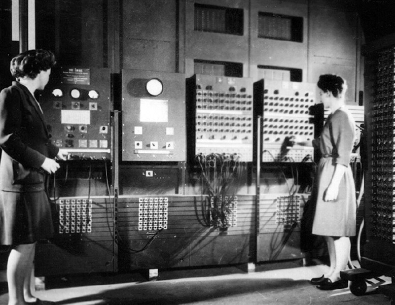 Jean Jennings et Frances Bilas devant l’ENIAC.