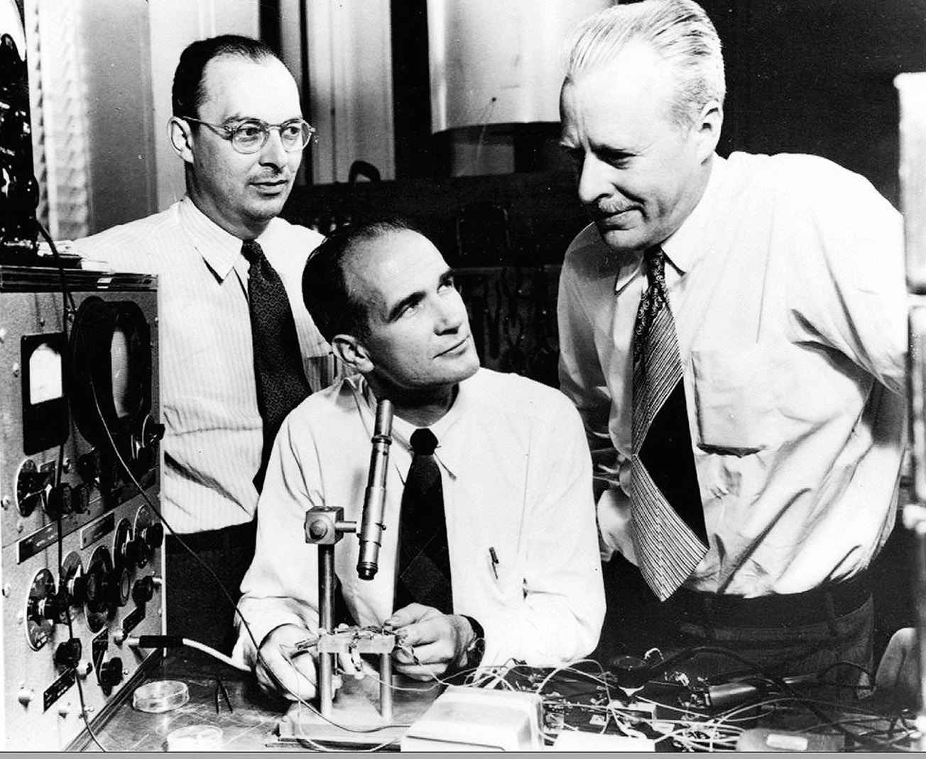 John Bardeen (1908-1991), William Shockley (1910-1989) et Walter Brattain (1902-1987) aux laboratoires Bell en 1948.