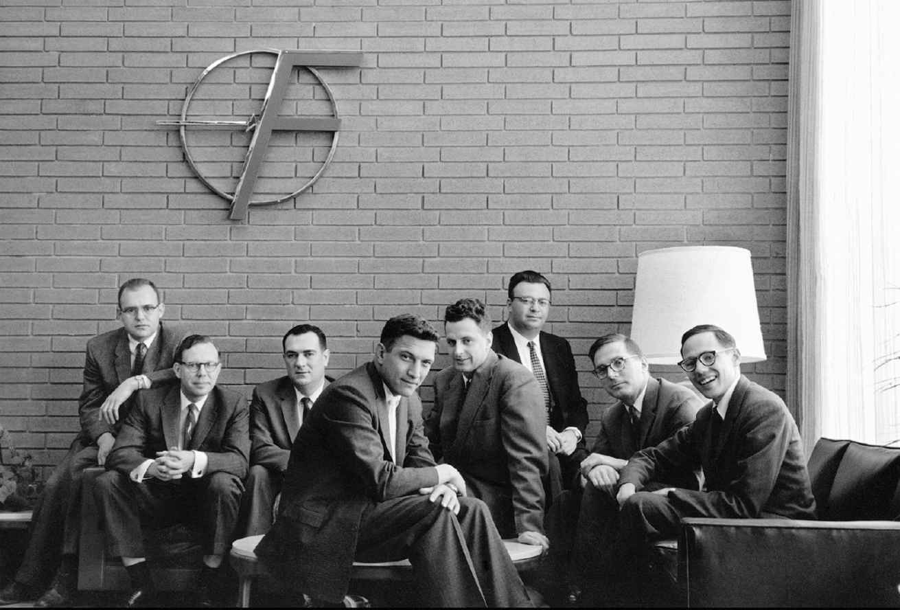 Les « huit traîtres » : Gordon Moore, C. Sheldon Roberts, Eugene Kleiner, Robert Noyce, Victor Grinich, Julius Blank, Jean Hoerni et Jay Last qui quittèrent Shockley en 1957 pour former Fairchild Semiconductor.