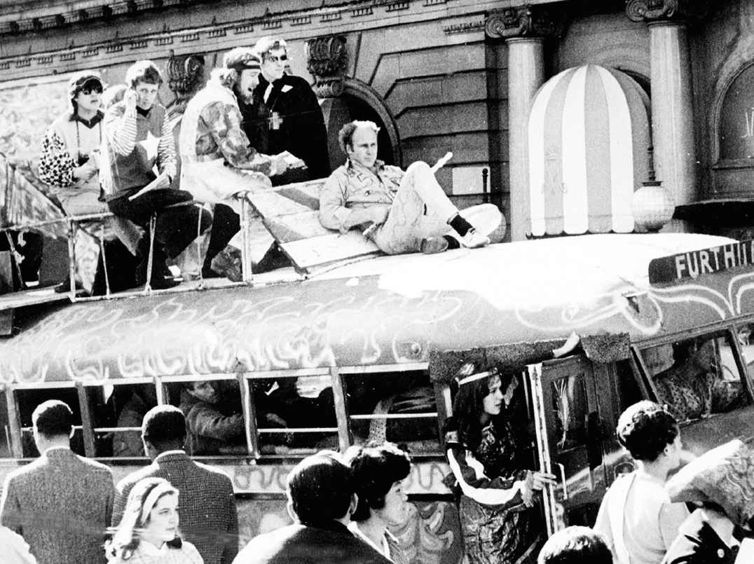 Ken Kesey (1935-2001) tenant une flûte sur le toit du bus.