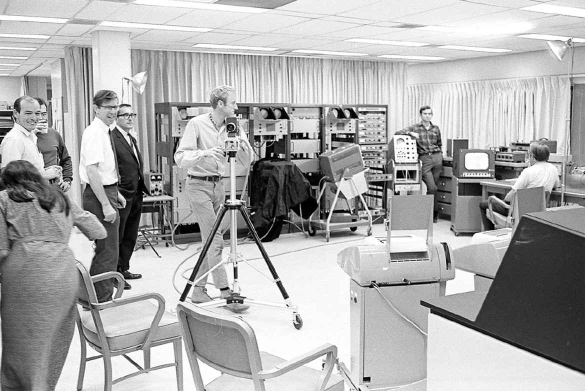 Stewart Brand ( ) supervisant la Mère de toutes les démos en 1968.