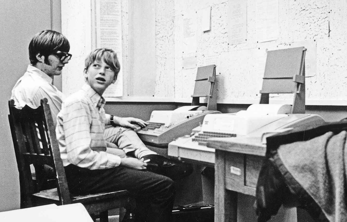 Paul Allen (né en 1953) et Bill Gates (né en 1955) dans la salle d’informatique de la Lakeside School.