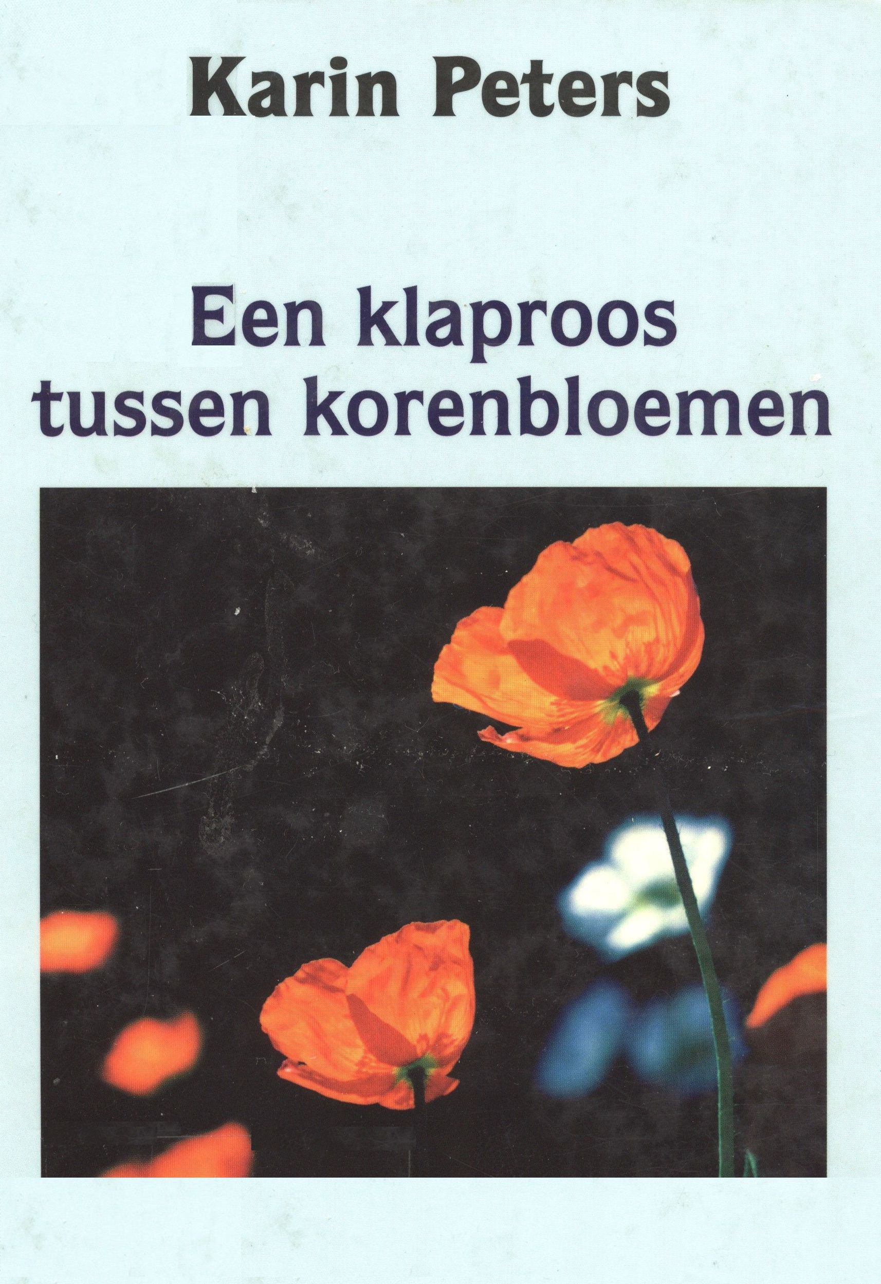 Een klaproos tussen korenbloemen