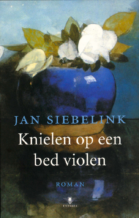 Knielen op een bed violen