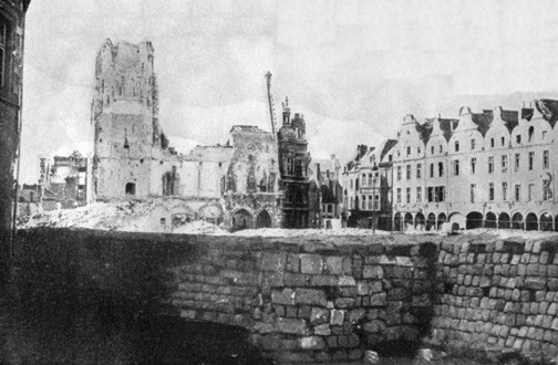 Das Rathaus am Grand Place in Arras nach der Beschiessung.