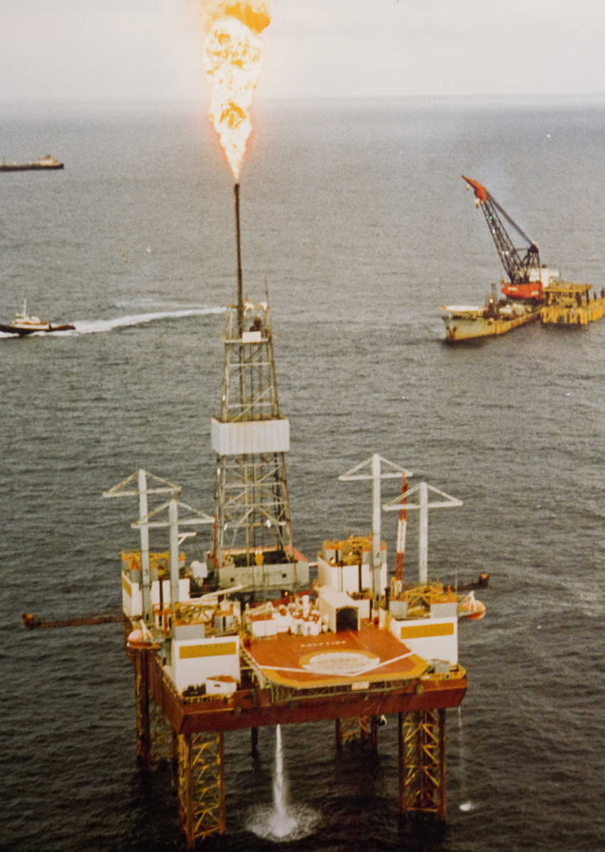 A sinistra, foto su un pannello presso il Norwegian petroleum museum di Stavanger.