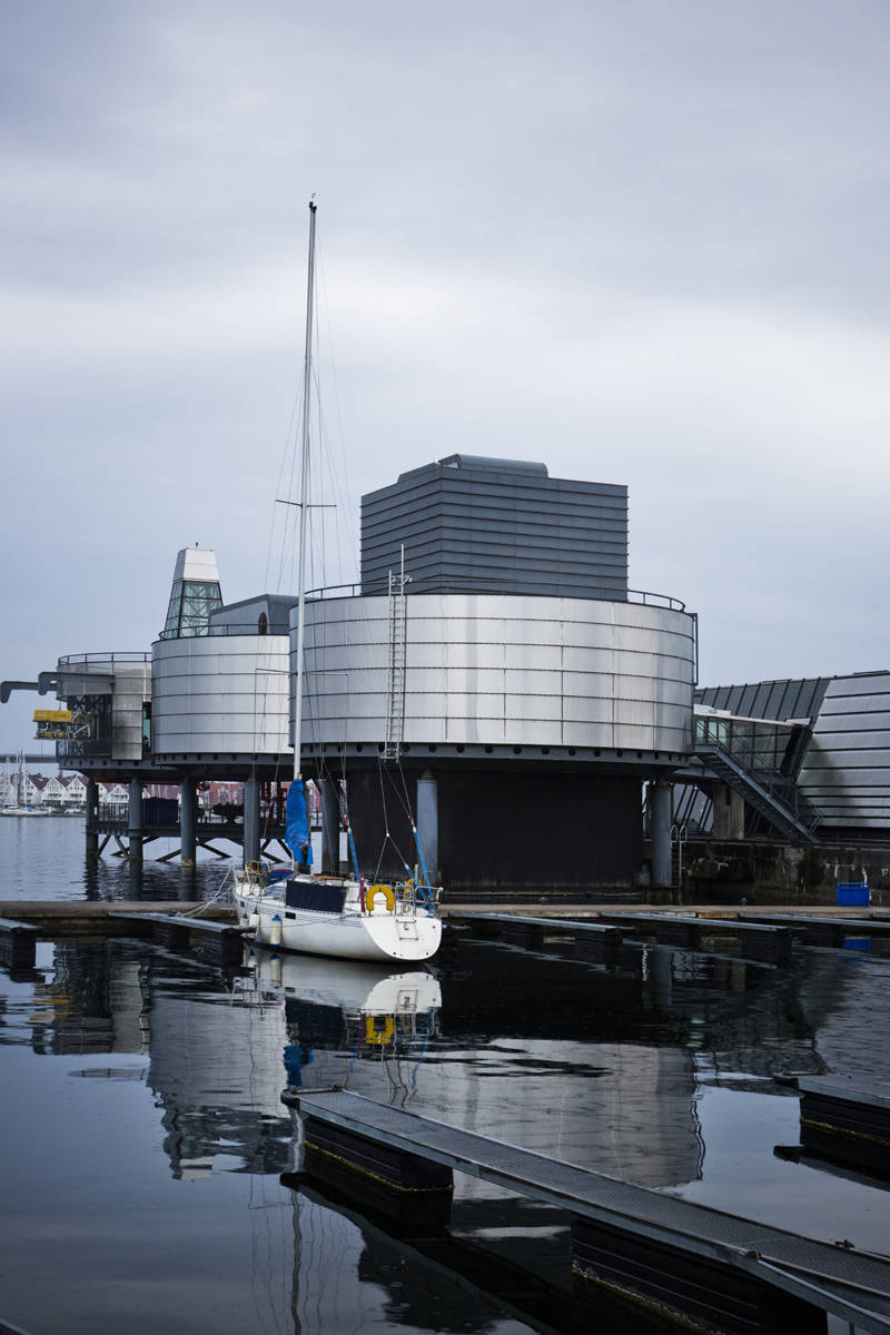 Alle pagine 42-43, bambini giocano nel piazzale davanti all’ingresso del Norwegian petroleum museum. A sinistra, vista sul museo.