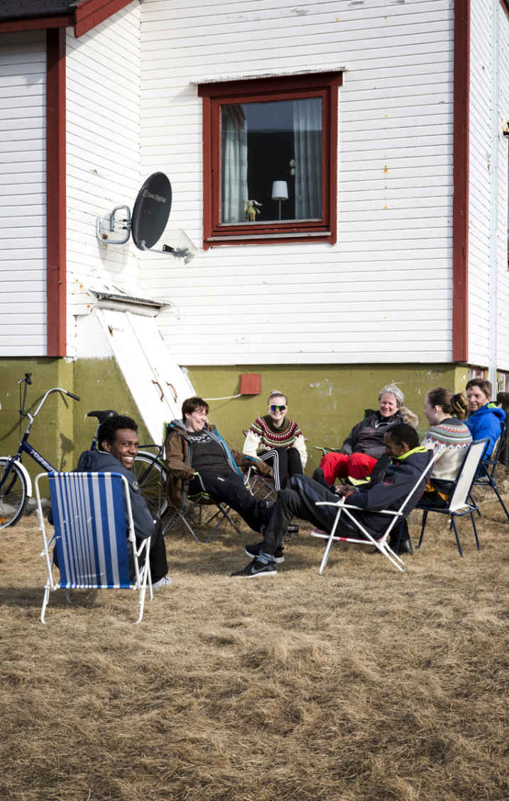 Nella pagina precedente, amici festeggiano Pasquetta nel giardino di casa a Bugøynes.