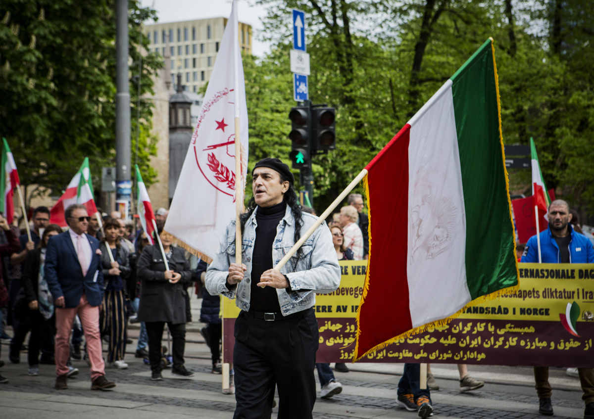 In alto e in basso: manifestanti al corteo del primo maggio a Oslo.