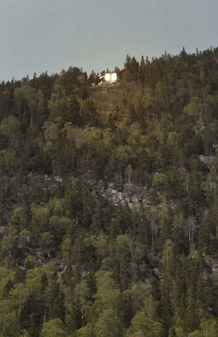 A pagina 122 edificio nel centro di Rjukan. Sullo sfondo, in cima alla montagna e nalla foto a destra: gli specchi.