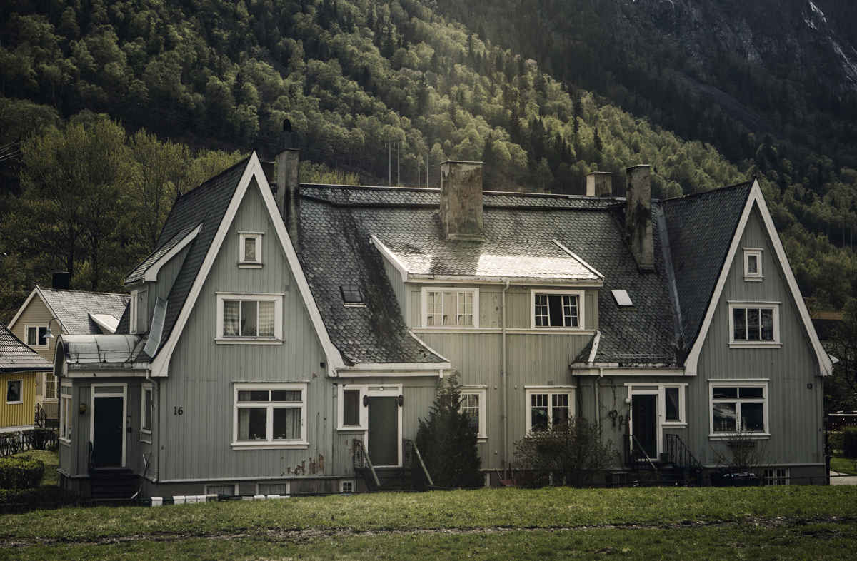 Sopra, casa nel centro di Rjukan.